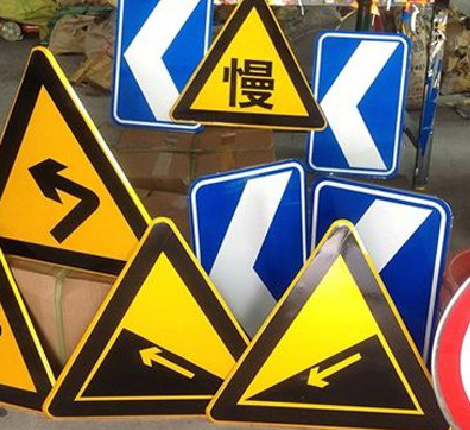 榕江标识标牌中颜色的确定是很重要的。