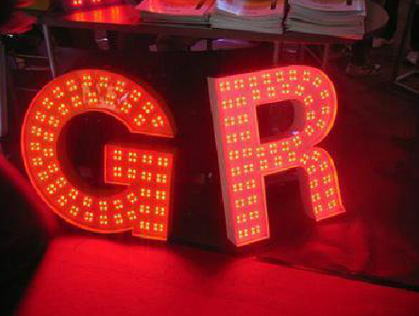 榕江LED发光字常见的安装误区。